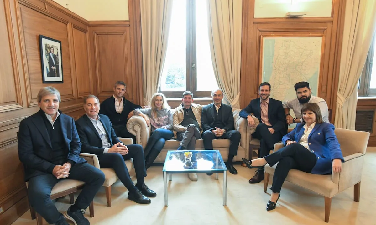 El Gobierno reunió a su mesa política y suma gestos hacia los gobernadores