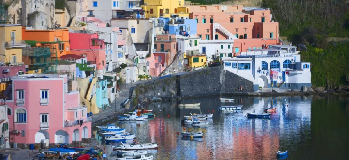 Casas de colores, 4 kilómetros y 3.000 años de historia: así es la pequeña isla italiana que “ganó” un Óscar