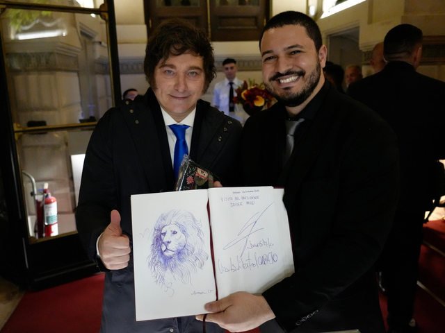 El artista colombiano que sorprendiГі a Javier Milei con un dibujo en medio de la reuniГіn con el jefe de JP Morgan
