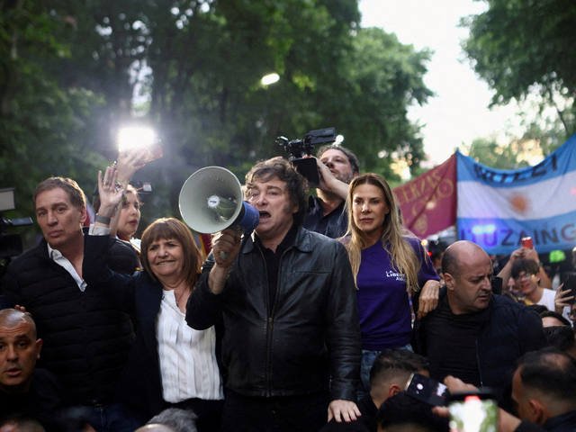 Rodeado de sus candidatos, Milei cierra la campaГ±a en Rosario y apuesta a un repunte en las provincias clave