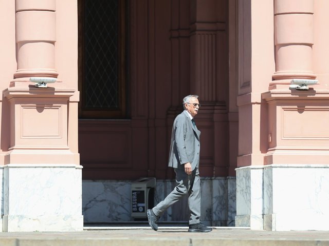 Fuerte gesto del Gobierno a la CGT en la previa electoral: empezГі a distribuir $ 62.000 millones a las obras sociales de los gremios