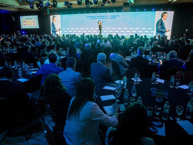 En el Coloquio de IDEA, los empresarios celebraron los anuncios de Bessent