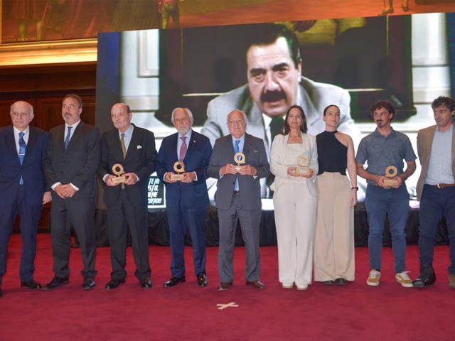 Reconocimiento a jueces, abogados, acadГ©micos y periodistas en la Facultad de Derecho