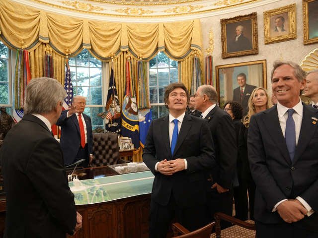 La maqueta de la Casa Blanca, las miniaturas de aviones y el asombro de los funcionarios: las fotos de la visita guiada que le dio Trump a Milei por el SalГіn Oval