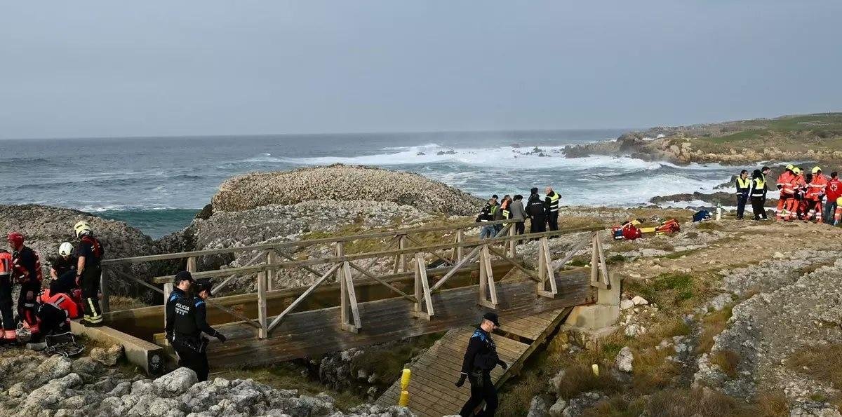 Cinco muertos y una persona desaparecida tras el derrumbe de una pasarela en una playa de España