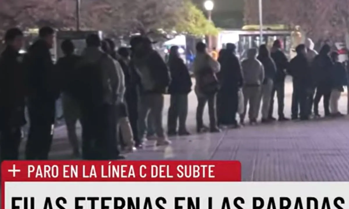 Paro de la línea C de subte: usuarios hacen largas filas para tomar colectivos