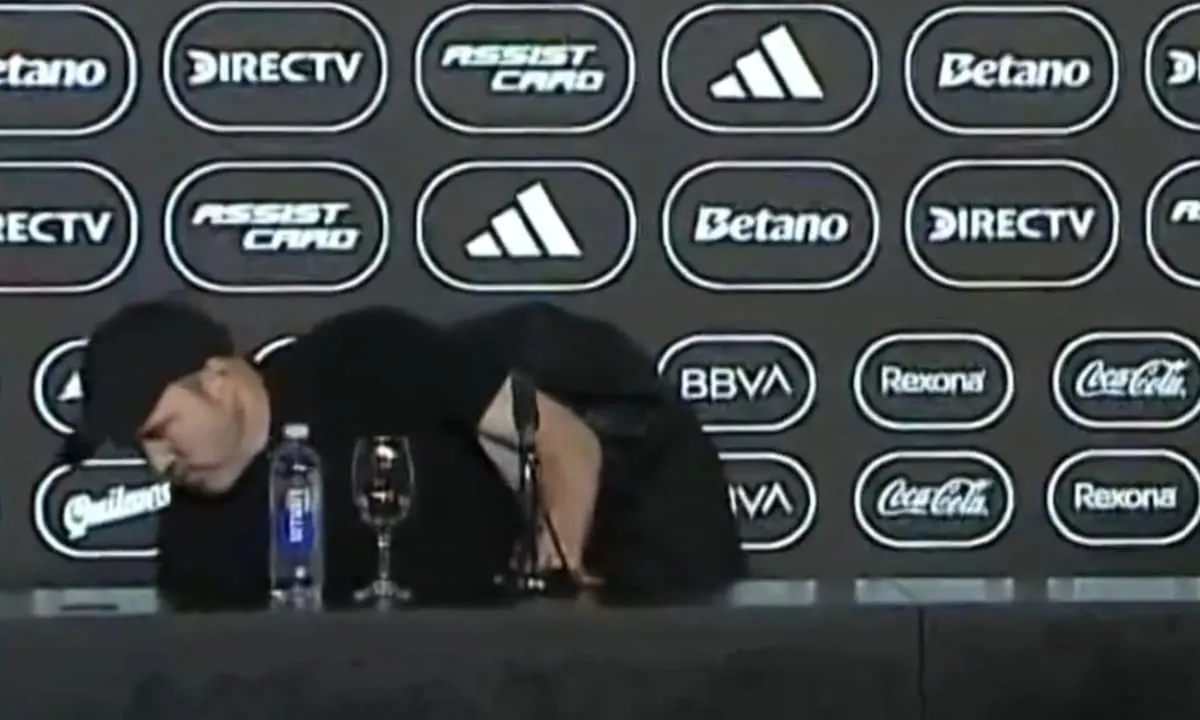 El desagradable gesto del Chacho Coudet en conferencia de prensa que sorprendió a todos