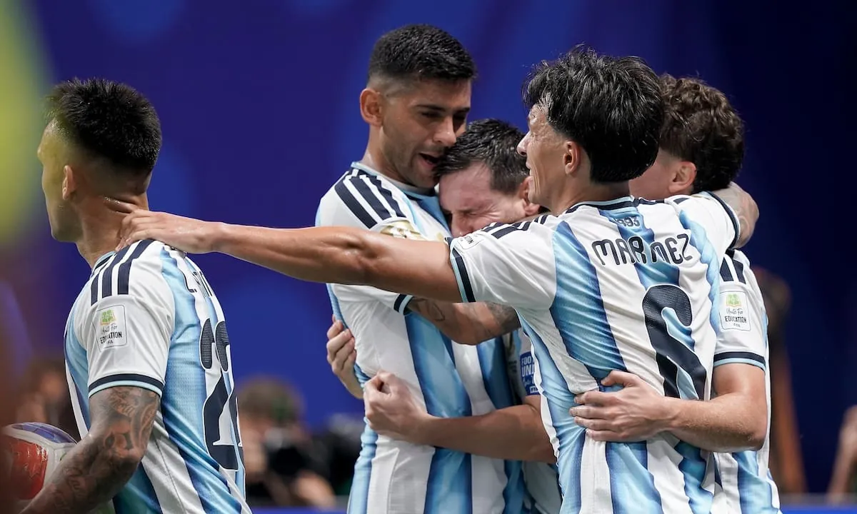 El video del momento en que el plantel abrazó a Messi tras la clasificación a cuartos de final