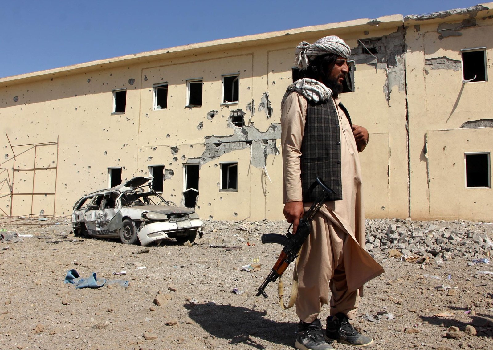 Pakistán lanza nuevos ataques aéreos dentro de Afganistán y no cesan los combates en la frontera: afirman que hay más de 300 muertos