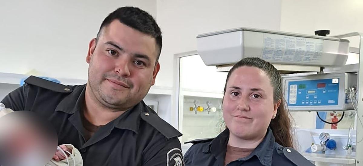 Encontraron un bebé recién nacido abandonado dentro de una bolsa en Merlo: investigan quién lo dejó en la vereda