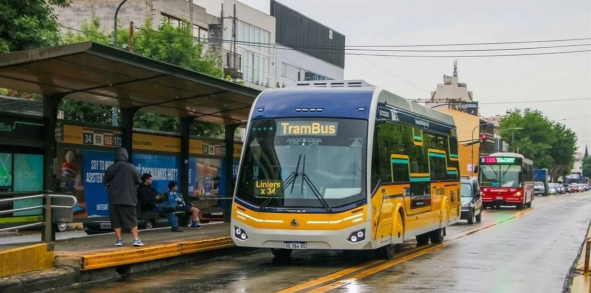 Cambios en una línea de colectivo de CABA por el Trambús: el nuevo recorrido que modifica Caballito y Almagro