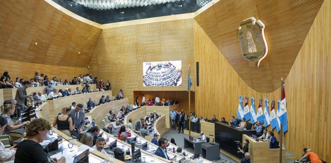 Federalismo o demagogia: la ley de Llaryora que encendió la primera sesión del año, en clave electoral