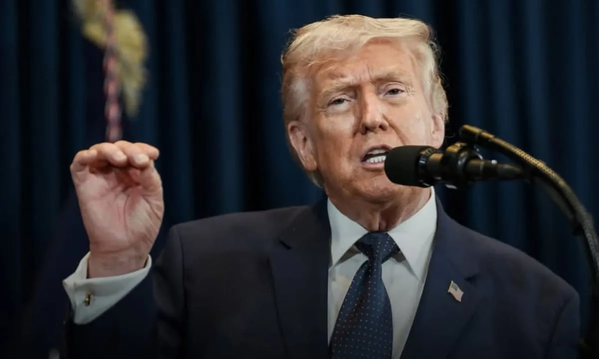 Monedas, pasaportes y hasta un aeropuerto: sitios, productos y documentos a los que Trump selló con su imagen