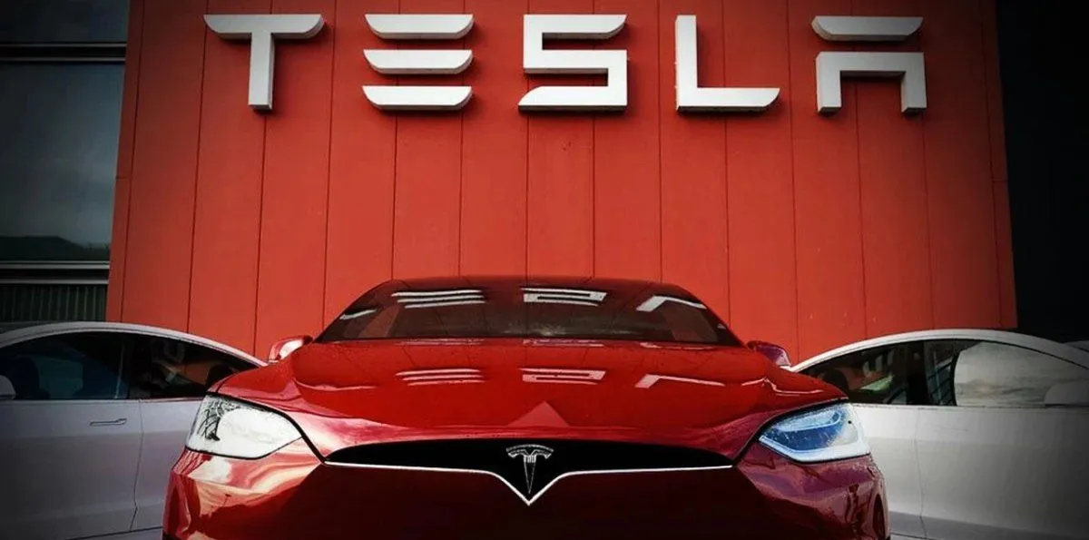 Los seis hábitos de conducción que no sirven en un Tesla: qué cambia al manejar un auto eléctrico