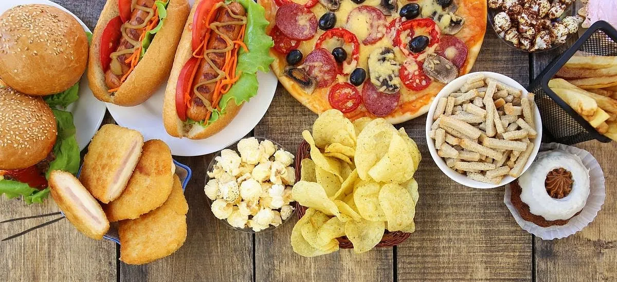 Alimentos ultraprocesados vinculados a daño cerebral oculto y riesgo de accidentes cerebrovasculares