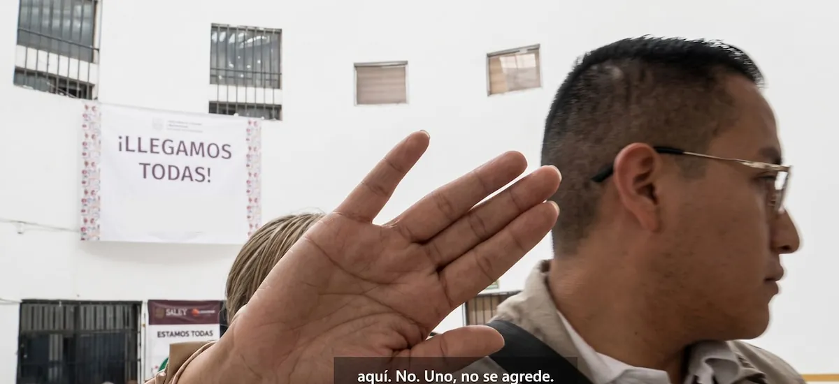 Así agredieron funcionarios a periodistas que cubrían el registro al Sistema Universal de Salud