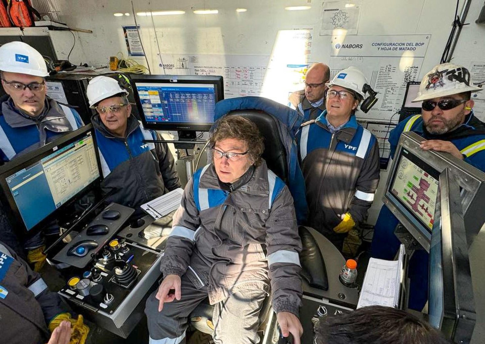 Javier Milei y sus medidas, EN VIVO: Manuel Adorni también tendrá un lugar en el directorio de YPF