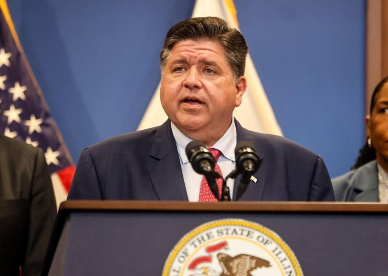 Buenas noticias en Illinois: JB Pritzker anuncia una subvención de $1 millón para socorrer a una importante empresa de una pequeña aldea