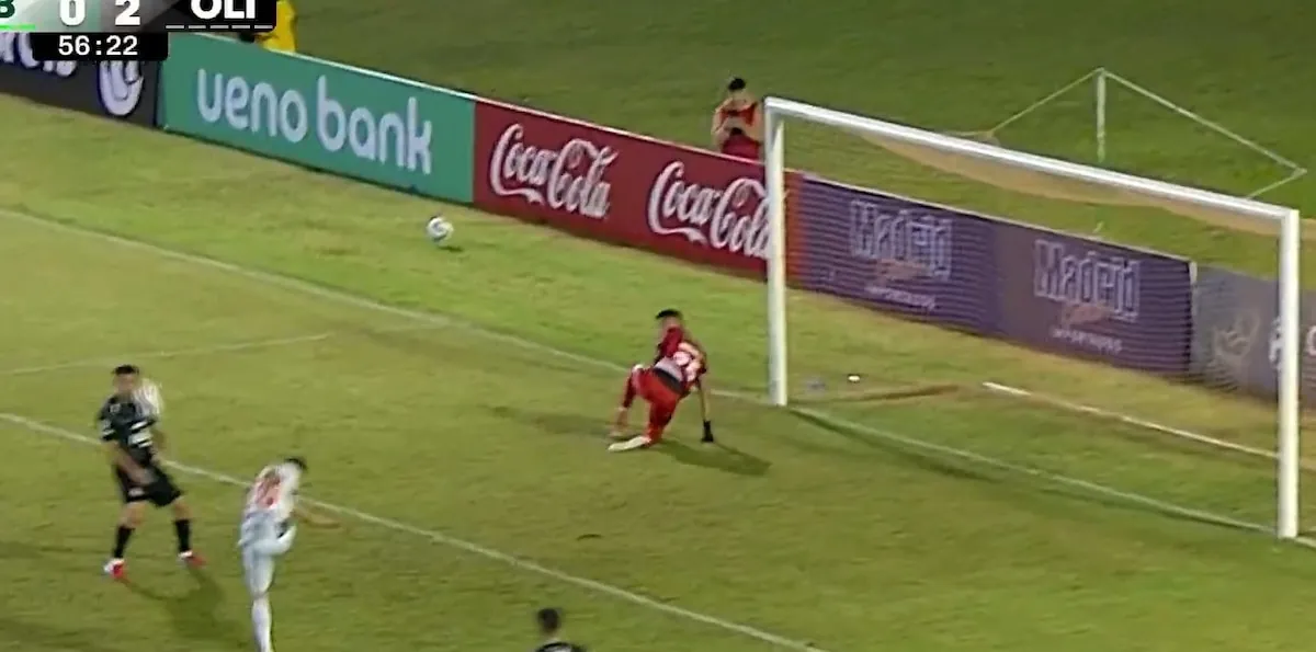 Un arquero detuvo un penal, un compañero la rechazó, pero la pelota fue a la cara de su rival y ¡se metió en el arco!