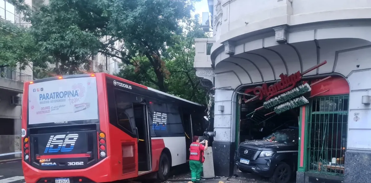 Fuerte choque entre un colectivo y un patrullero que pasó en rojo: terminaron incrustados contra una pizzería
