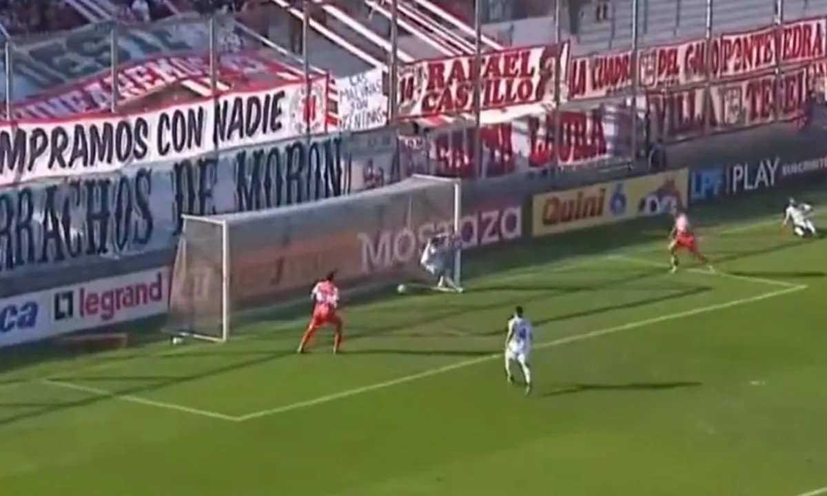 ¡Rechazo al palo! El insólito blooper de un jugador de Ferro, en la goleada ante Morón en el ascenso argentino