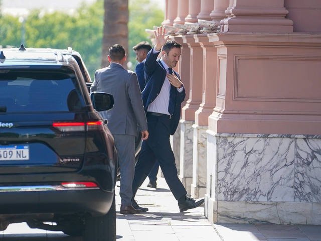 Luis Petri explicГі su curioso abrazo a los saltos con Milei y dijo que el 10 de diciembre empieza вЂњla madre de todas las batallasвЂќ en el Congreso