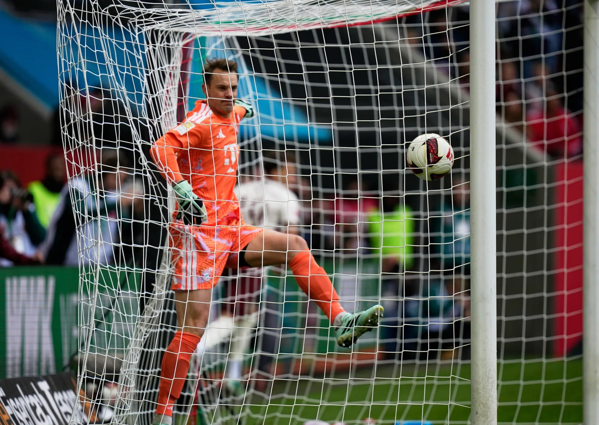 Manuel Neuer se mandó un blooper insólito y el Bayern Munich sufrió el gol más rápido en la historia de la Bundesliga