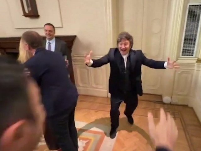 La curiosa entrada de Javier Milei a la reuniГіn de su nuevo Gabinete: abrazos, saltitos y mГєsica de James Brown
