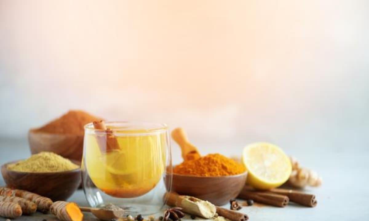 En qué momento del día hay que tomar el jugo de limón con cúrcuma