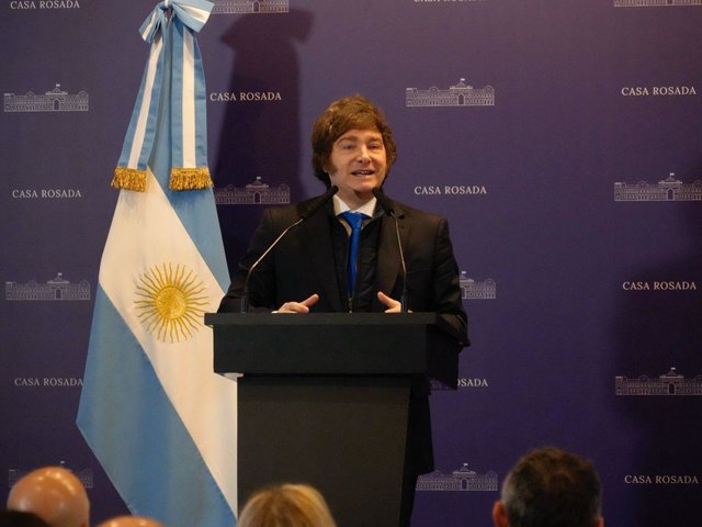 Milei viajarГЎ al Reino Unido en 2026 y busca levantar la restricciГіn de compra de armas que sufre Argentina por el conflicto en Malvinas