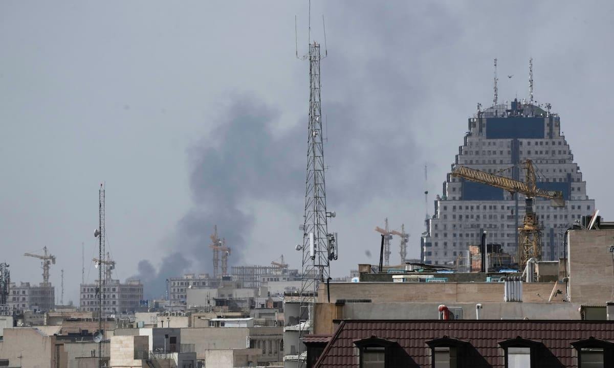 Caos, huidas y escuelas evacuadas: los ataques desatan el pánico en Teherán y el régimen insta a abandonar la ciudad
