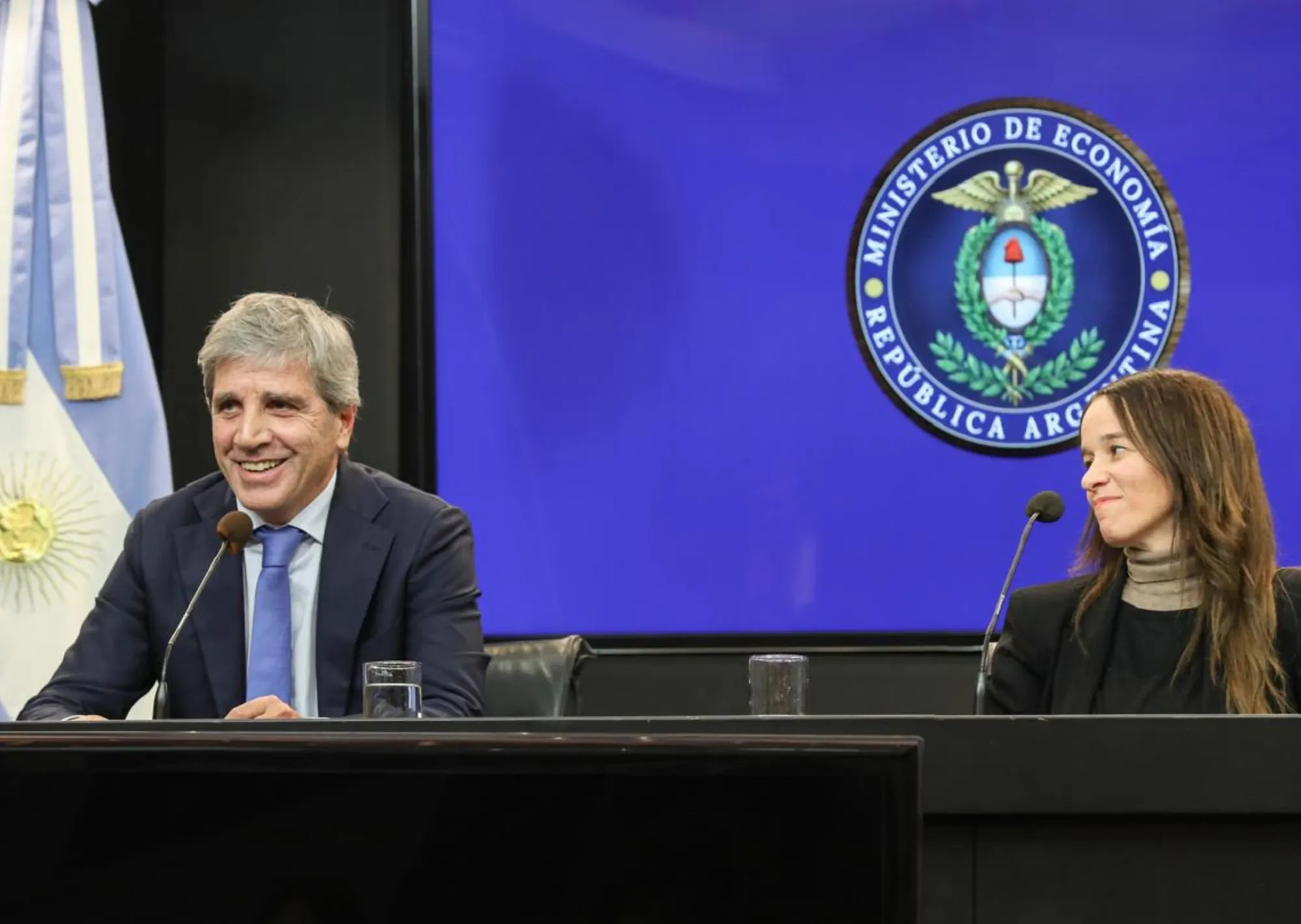 Dólares del colchón: funcionarios y políticos podrán inscribirse al nuevo régimen de inocencia fiscal