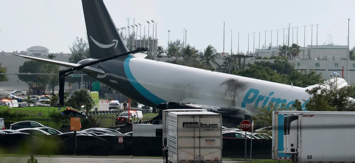 El momento en el que el avión de carga de Amazon se despista y arrolla a los vehículos en el Aeropuerto de Miami