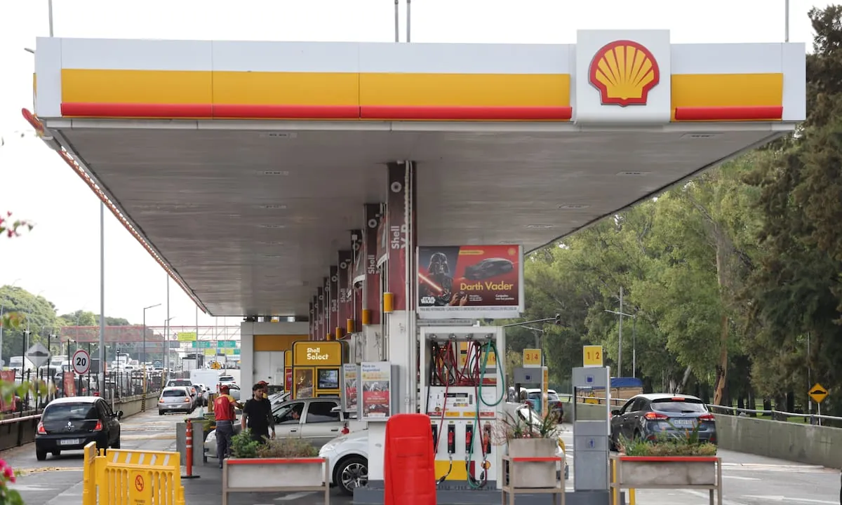 Las estaciones de Shell cambian de manos: una empresa suiza ligada a Manzano se queda con el negocio por US$1420 millones