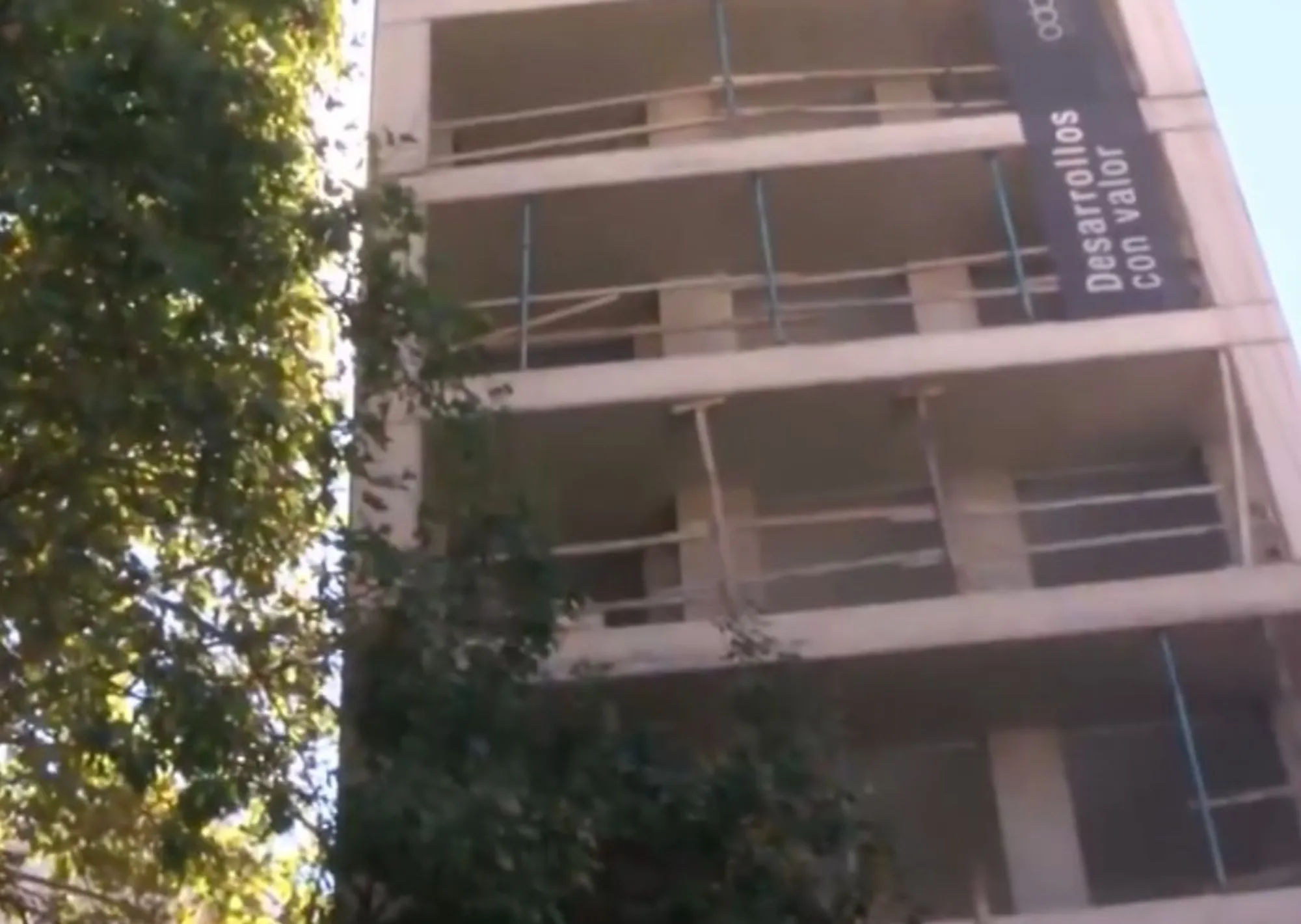 Un obrero cayó desde el tercer piso de una obra en construcción y sufrió graves heridas