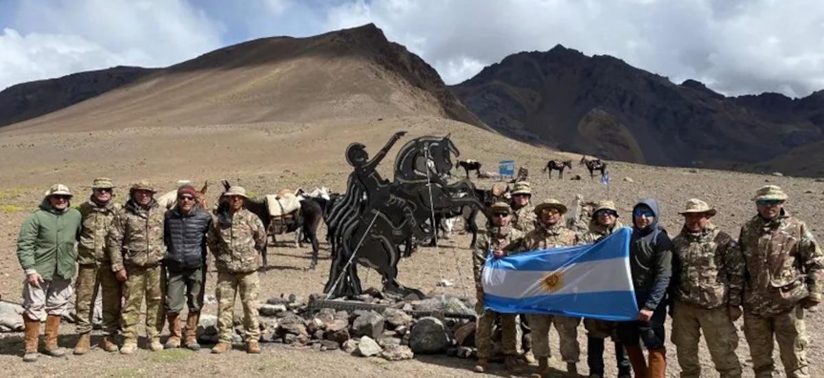 La historia detrás de la estatua de 318 kilos que colocaron en el corazón de los Andes para homenajear a San Martín