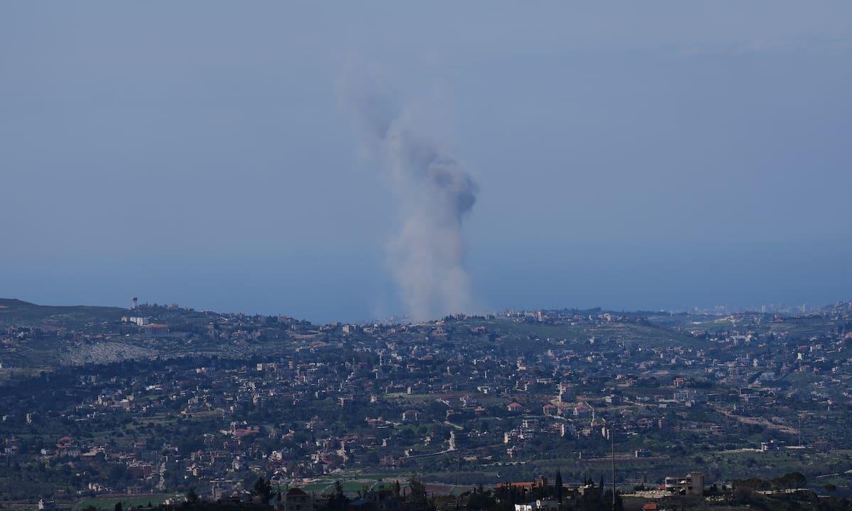 Civiles libaneses huyen a refugiarse tras la escalada mortal Israel-Hezbollah