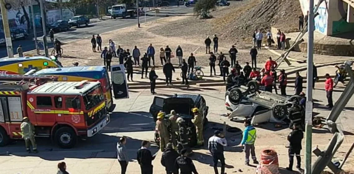 Un muerto y varios heridos tras un choque múltiple en Mendoza: dos autos cayeron de un puente