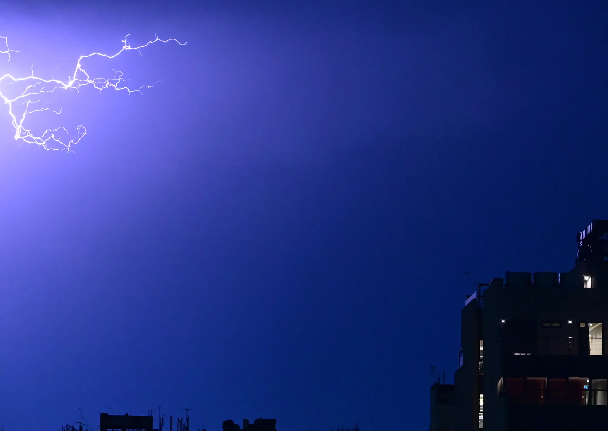 Alerta naranja por tormentas fuertes y marcado descenso de la temperatura en el AMBA: cómo estará el clima este jueves