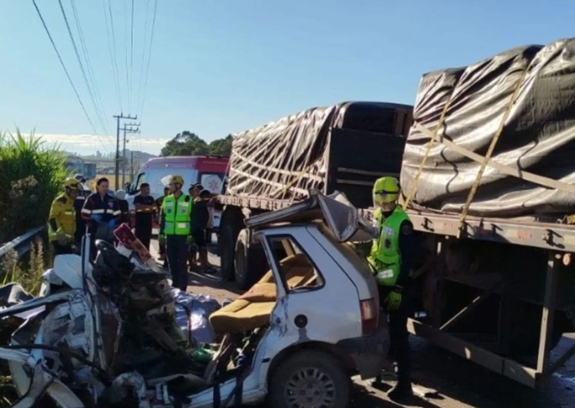 Brasil: una mujer argentina y su hijo murieron en un choque frontal contra un camión