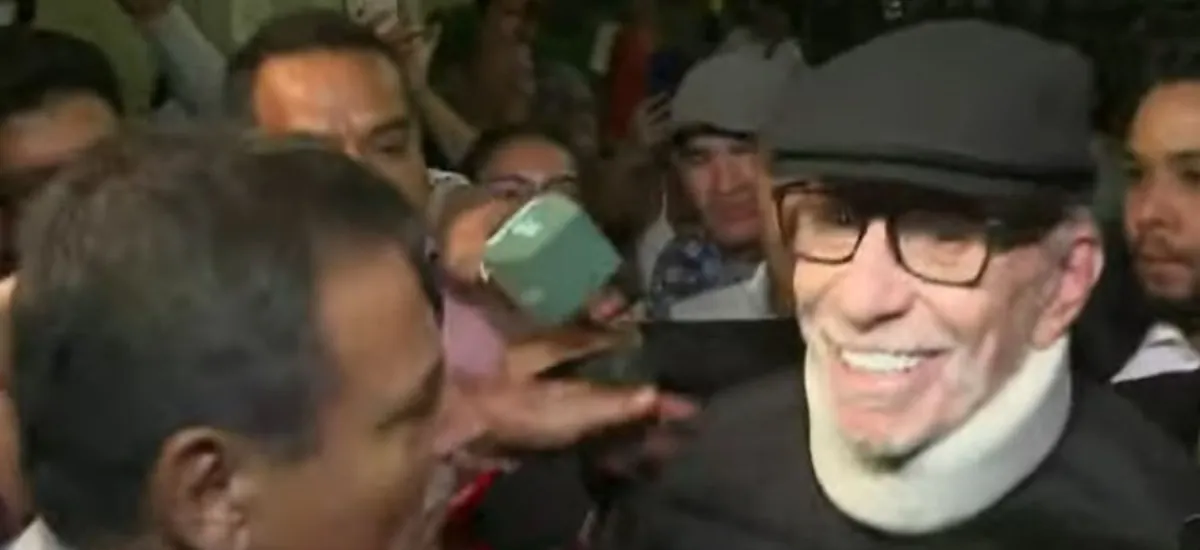 Ricardo Belmont reapareció con collarín tras resultados del flash electoral de las Elecciones 2026