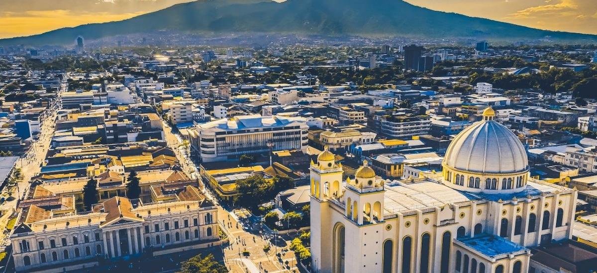 Autoridad del Centro Histórico avanza en la ordenamiento de parqueo ante alto flujo de turistas en San Salvador