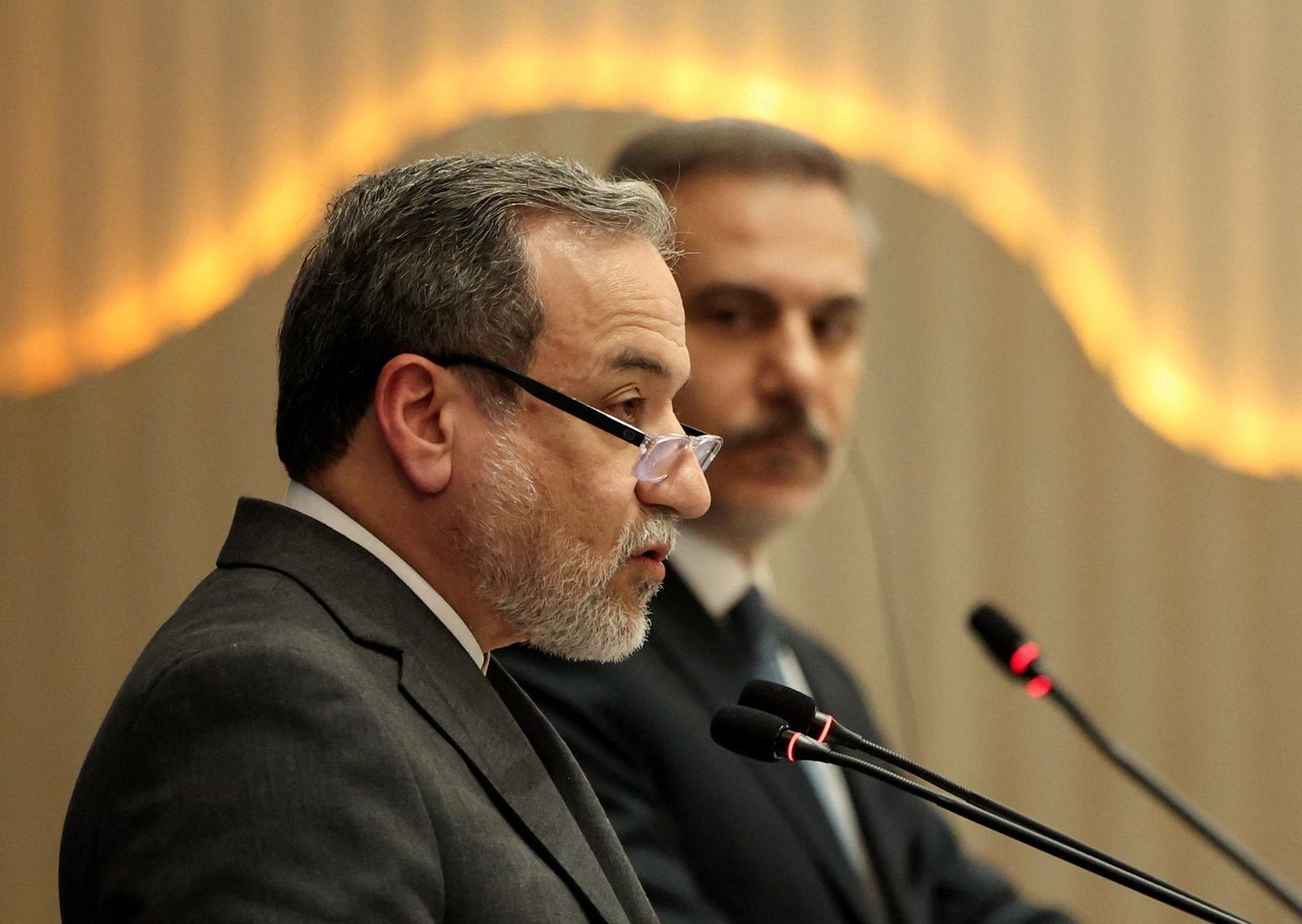 Ante la creciente presión de EE.UU., Irán ofrece una negociación nuclear "en pie de igualdad"