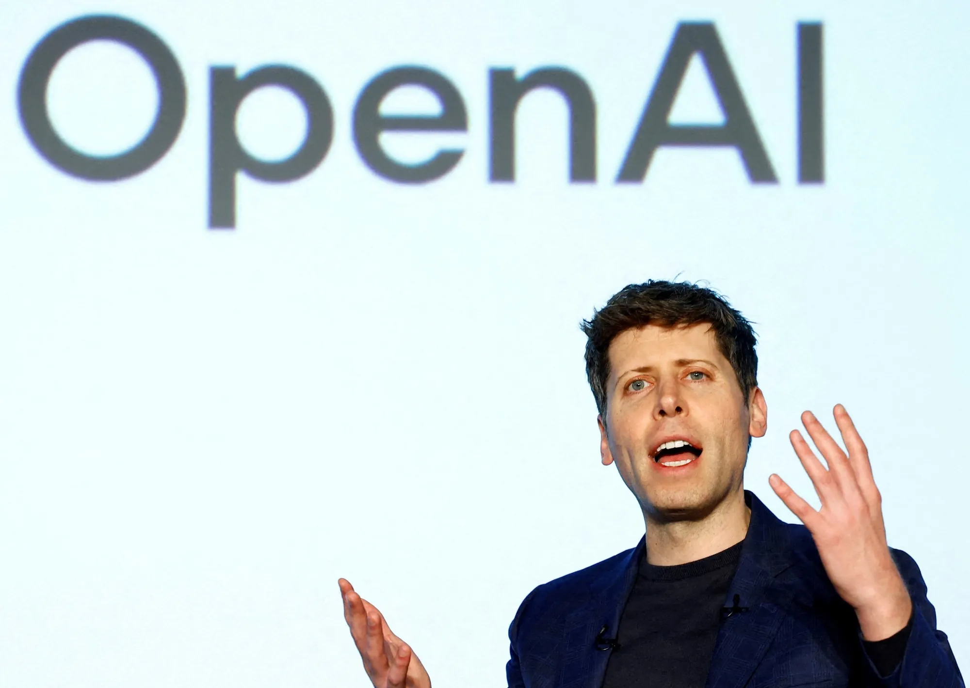 Hackeos autónomos a webs del gobierno de EE.UU. llevan a OpenAI a suspender el entrenamiento de sus agentes de Inteligencia Artificial