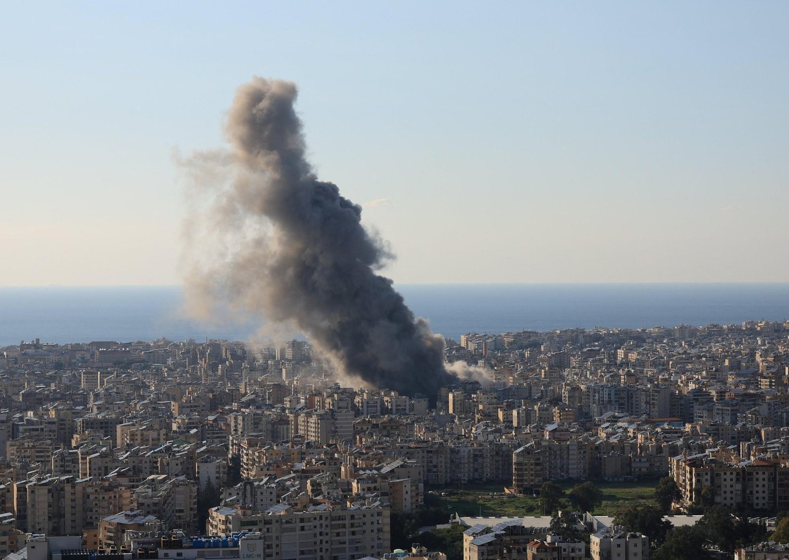 Israel bombardea a Hezbollah en todo El Líbano: explosiones y enormes columnas de humo en Beirut