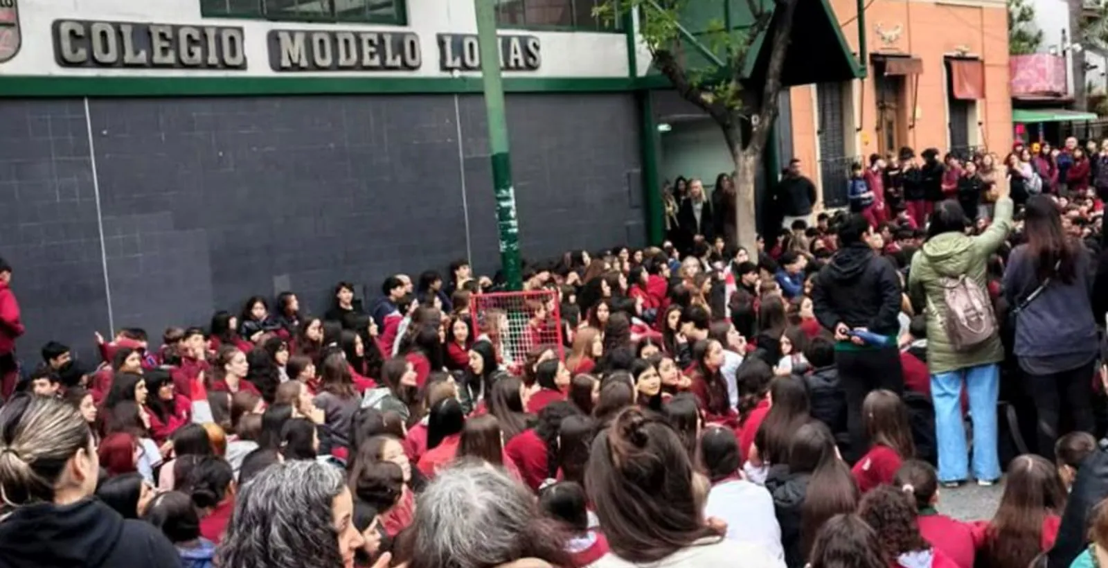 "No vamos a ir a clases": el reclamo de alumnas de un colegio tras denunciar la creación de fotos de desnudos hechas con IA