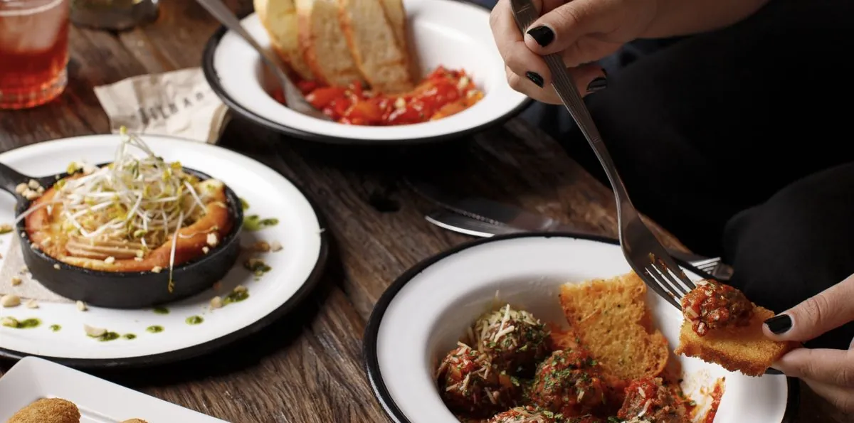 Tapeo, vermut y cocina española en Palermo: un lugar que invita a compartir