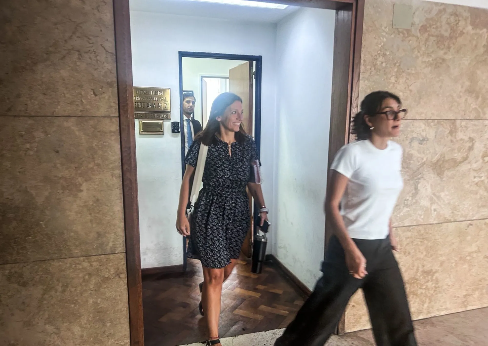 La Justicia dispuso medidas de protección sobre la secretaria de la empresa aérea que llevó a Manuel Adorni a Uruguay tras una denuncia de amenazas