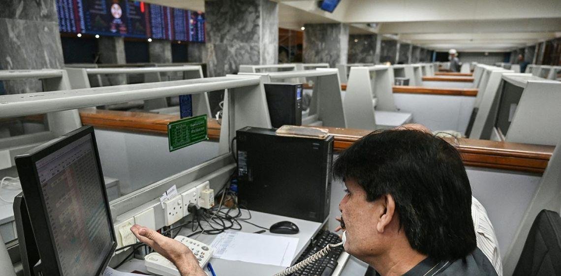 Acciones y bonos se desploman por la guerra en Irán y el petróleo sigue en alza