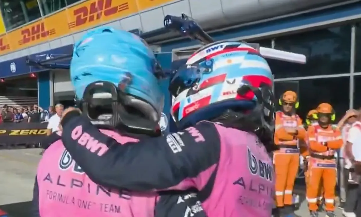 El abrazo de Colapinto con Gasly: el francés consiguió la pole position en el Gran Premio de Italia